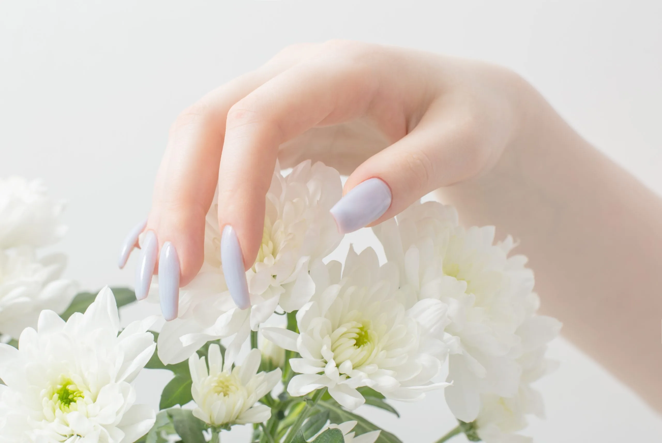 Manicure with flowers